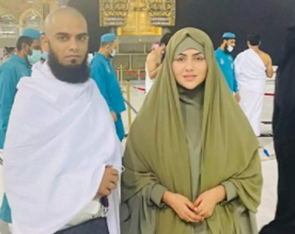 
Sana Khan gives a glimpse of her journey to Mecca as she completes the Holy Umrah with husband Anas Saiyad
