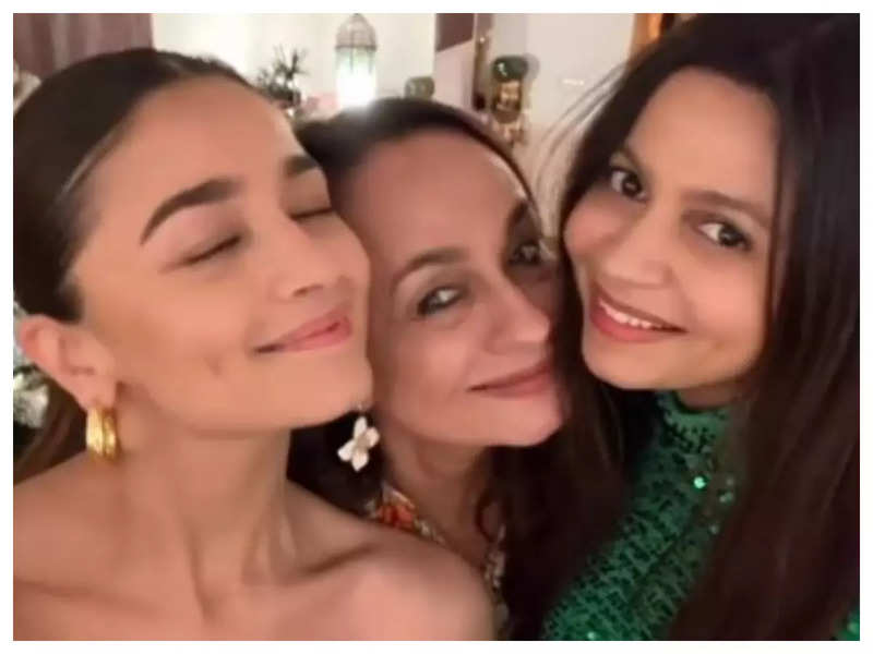 Alia Bhatt, Soni Razdan and Shaheen Bhatt spread Christmas cheer as they deck up for the occasion – See pics