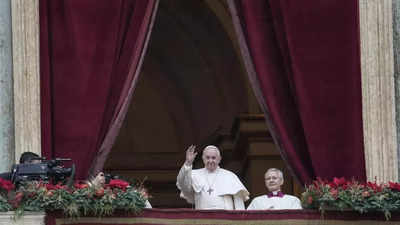 On Christmas, pope prays for pandemic's end, peace dialogues