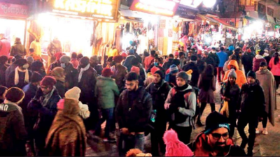 Huge rush in Himachal Pradesh tourist towns, over 10,000 vehicles arriving in Shimla daily