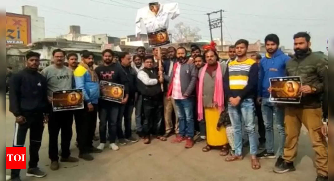 Vrindavan Priests Protest Against Sunny Leones Video Album Madhuban