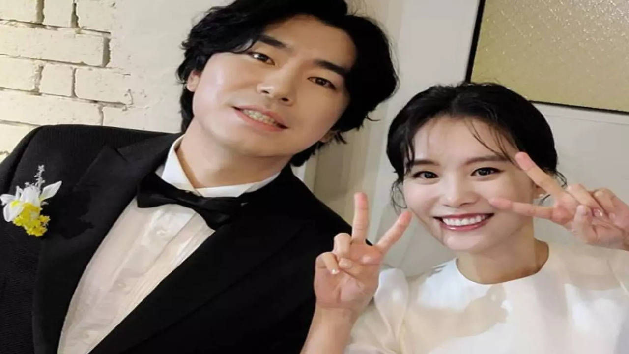 Newlyweds Lee Si Eon and Seo Ji Seung under fire after photos of guests  without masks go viral; actor apologizes - Times of India