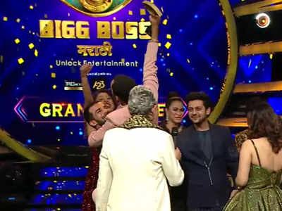 Bigg Boss Marathi 3 winner Vishhal Nikam hands over the trophy to BFFs and finalists Vikas Patil and Meenal Shah; netizens are all praises for him
