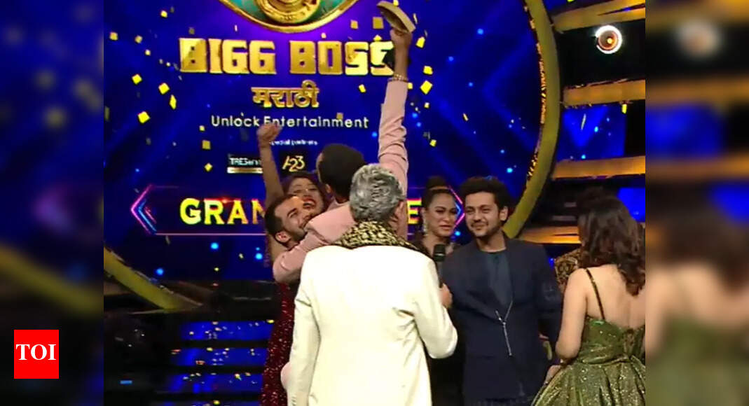 Bigg Boss Marathi 3 winner Vishhal Nikam hands over the trophy to BFFs ...