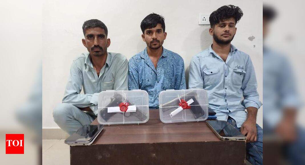 Three arrested for carrying 2 country-made pistols | Vadodara News ...