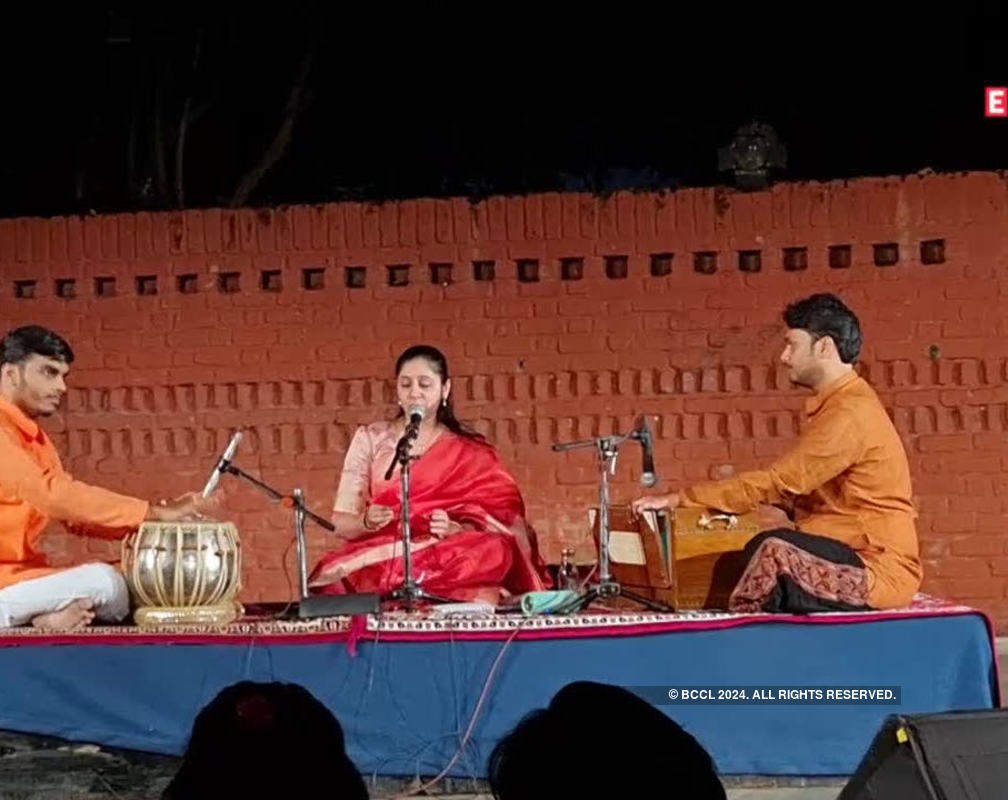 
Madhavi Kelkar enthralled audience by 'Ugavala chandra punavecha'
