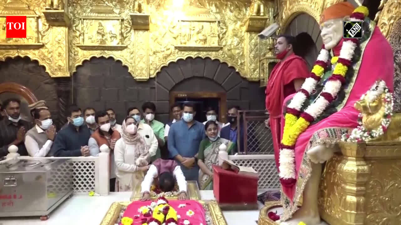 CM Shivraj Chouhan offers prayers at Shirdi Sai Baba Temple in ...