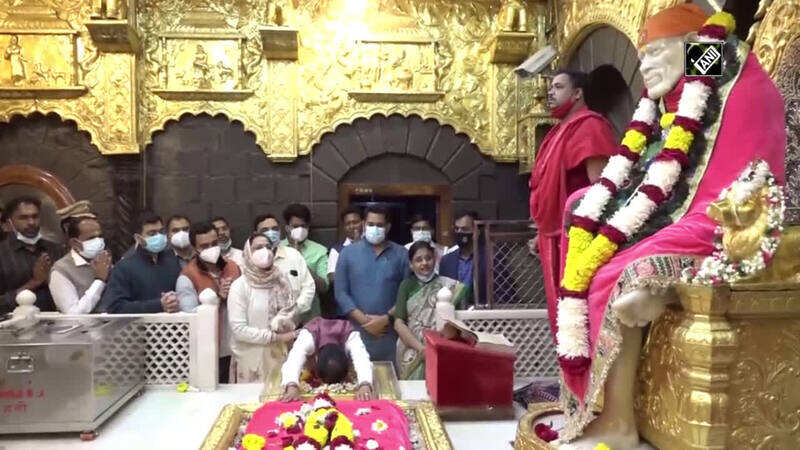 CM Shivraj Chouhan offers prayers at Shirdi Sai Baba Temple in ...