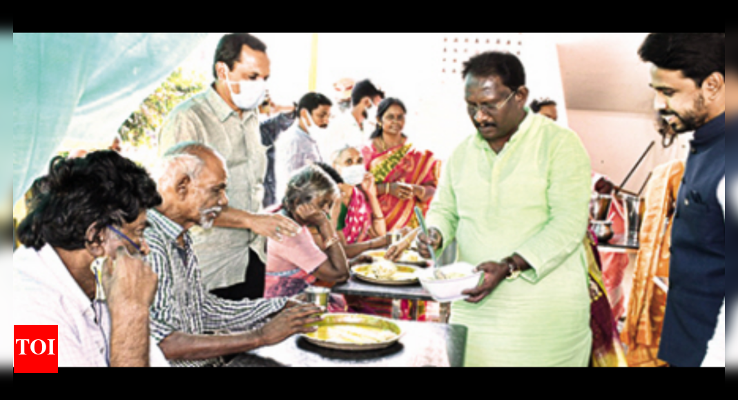 Vmc Hc Judge Serves Food, Gifts Clothes To Inmates Of Vmc’s Oldage