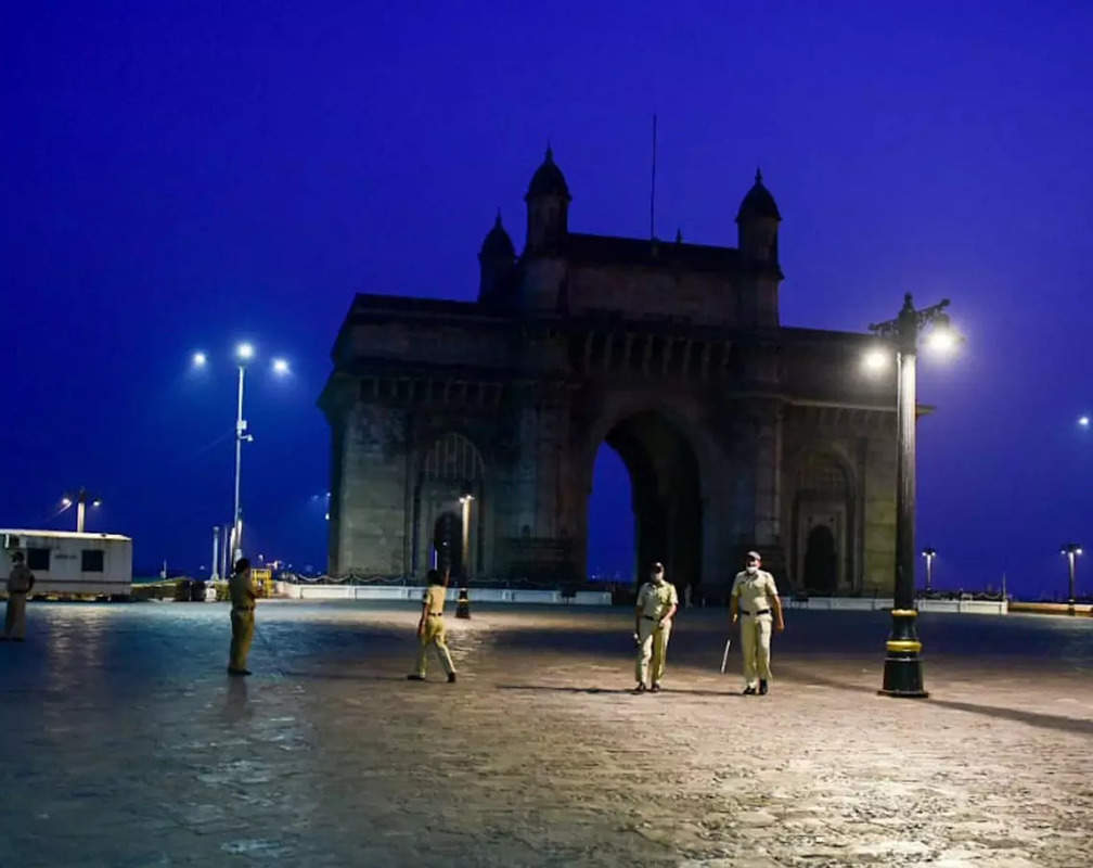 
Marine Drive wore a deserted look on New Year’s eve as Mumbai Police restricted Mumbaikars from visiting open public spaces between 5 pm and 5 am
