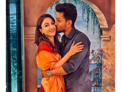 Kunal Kemmu shares adorable pic with wife Soha Ali Khan; Kareena Kapoor Khan teases him for the caption