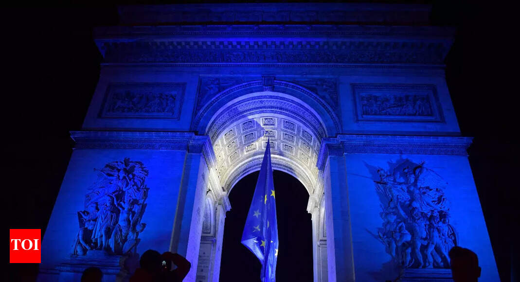 France removes EU flag after rightwing uproar - Times of India