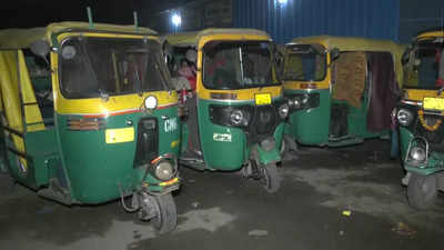 Auto rickshaw drivers in Delhi facing hardship due to night curfew