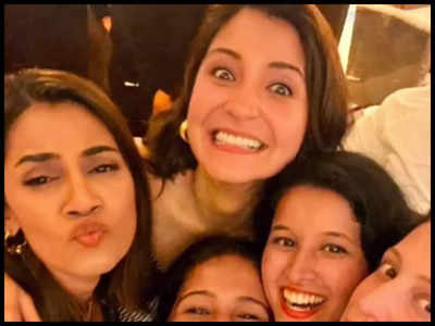 Anushka Sharma's UNSEEN picture with her girl gang from New Year's party goes viral
