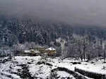 Kashmir Valley receives fresh snowfall