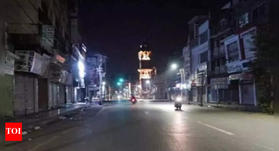 Live: Weekend curfew starts in Delhi as Covid cases soar