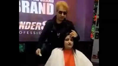 Video showing hair stylist Jawed Habib spitting on woman's head goes viral,  NCW orders probe | Delhi News - Times of India