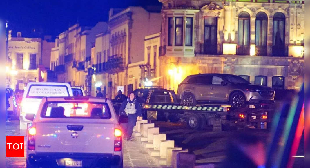 10 bodies left in front of Mexican governor's office