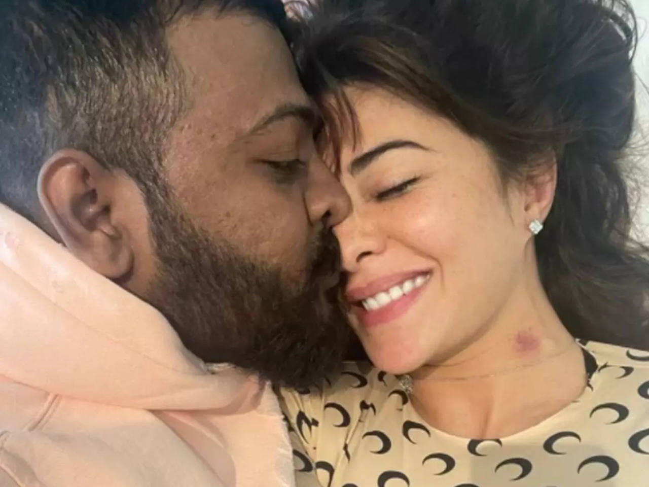 Jecquline Fernandex Xxx - Jacqueline Fernandez and Sukesh Chandrasekhar's new romantic picture goes  viral | Hindi Movie News - Times of India