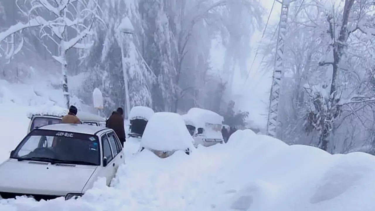 Snowstorm death toll in Pakistan's Murree goes up to 23 - Times of India