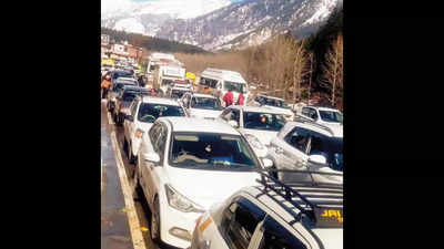In Himachal Pradesh, fresh snowfall stalls Manali traffic