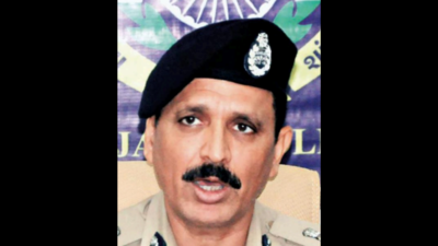 HC fines Surat top cop, five others 25,000