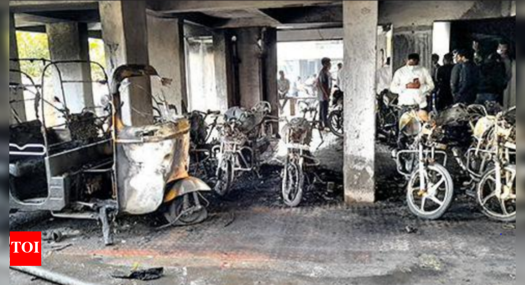 Pune: Duo caught on CCTV setting fire to 13 bikes, 2 autos in parking ...
