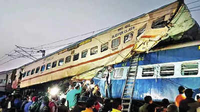 7 killed, 50 injured as train jumps tracks near Jalpaiguri