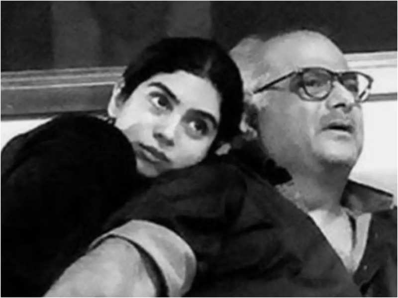 Khushi Kapoor leans on dad Boney Kapoor's shoulder as they watch a horror movie at home - view pic