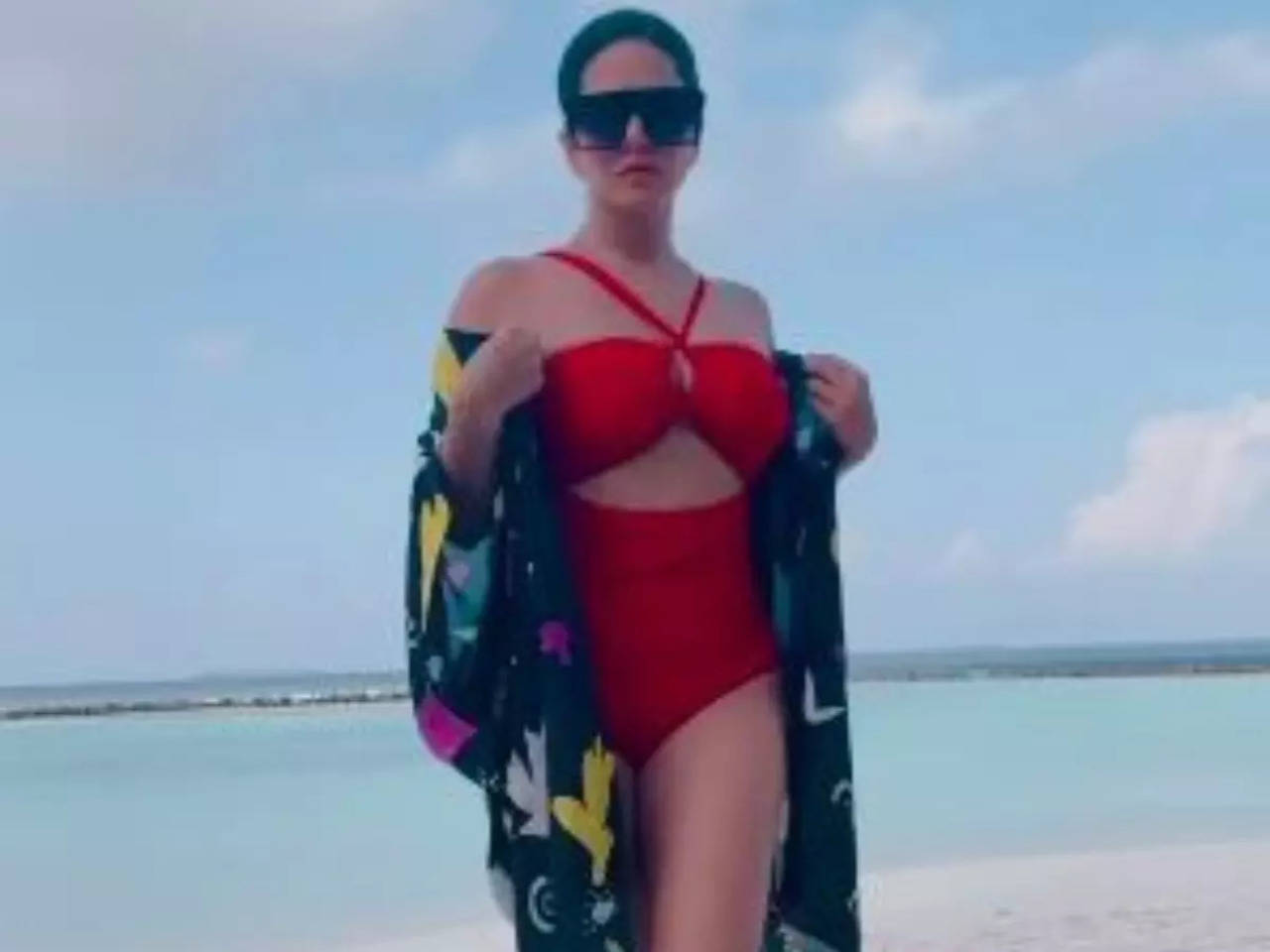 Sunny Leone is making most of her beach vacation as she goes swimming in a bikini-WATCH Hindi Movie News pic pic