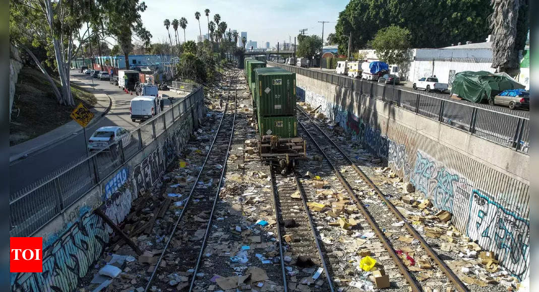 los angeles:  Thieves loot freight trains in Los Angeles with impunity – Times of India