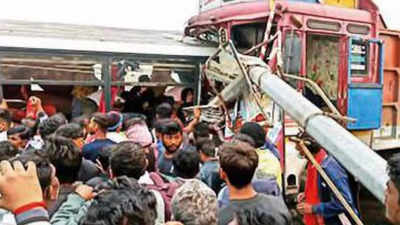 2 killed, 12 injured as speeding bus hits truck on Chandrapur-Nagpur highway