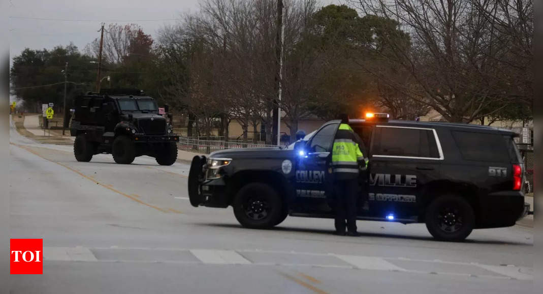 Ranting man takes hostages at Texas synagogue – Times of India