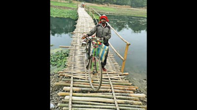 Bihar: People construct thatched bridge in Madhepura block