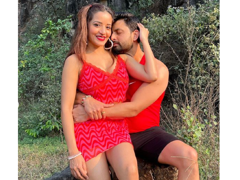 Monalisa celebrates five years of togetherness with husband Vikrant Singh