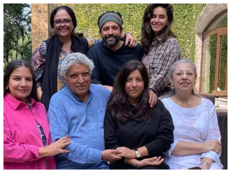 Shabana Azmi, Farhan Akhtar, Shibani Dandekar, Zoya Akhtar, Tanvi Azmi and Honey Irani come together for a perfect family picture on Javed Akhtar's birthday