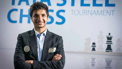 Magnus Carlsen at Tata Steel Chess 2019, Anish Giri walking…