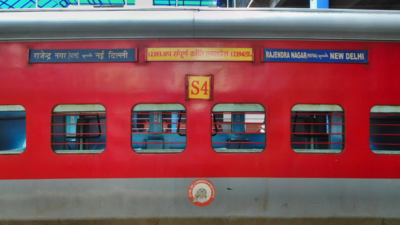 Distance From Patna To Delhi Several Long-Distance Trains Delayed Due To Poor Visibility | Patna News -  Times Of India