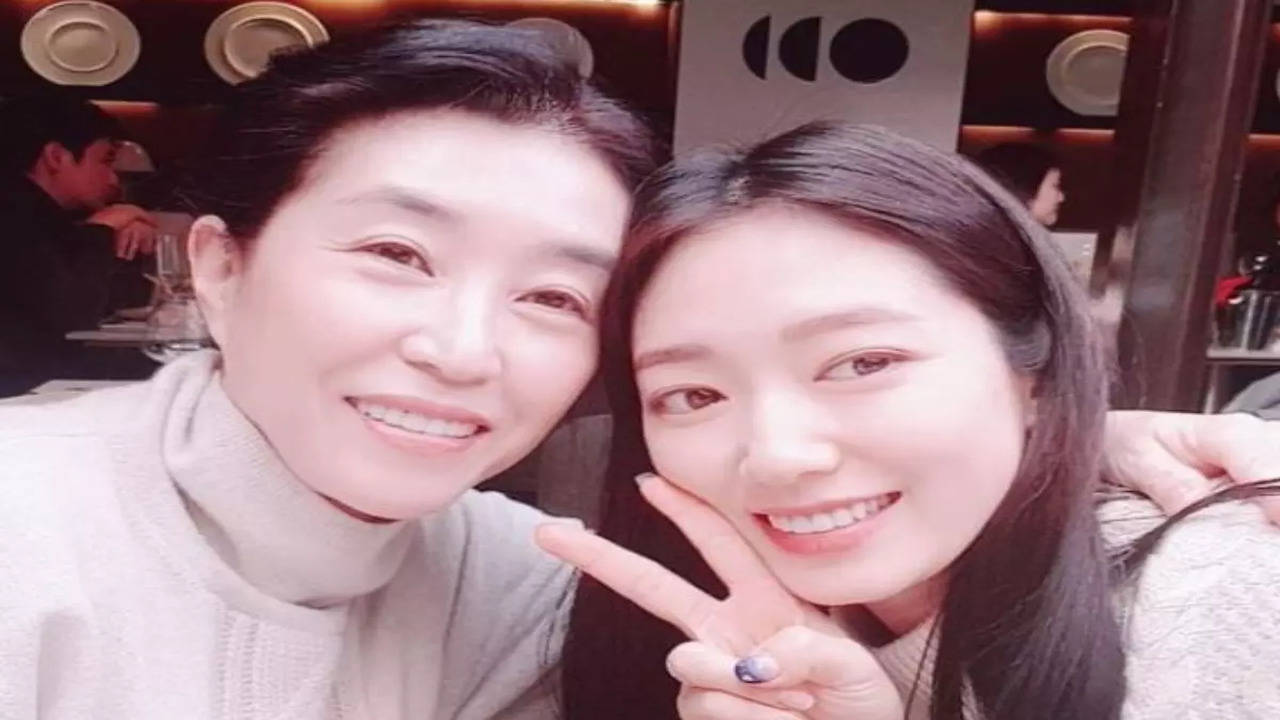 Park Shin Hye gets a heartwarming note from on-screen mother Kim