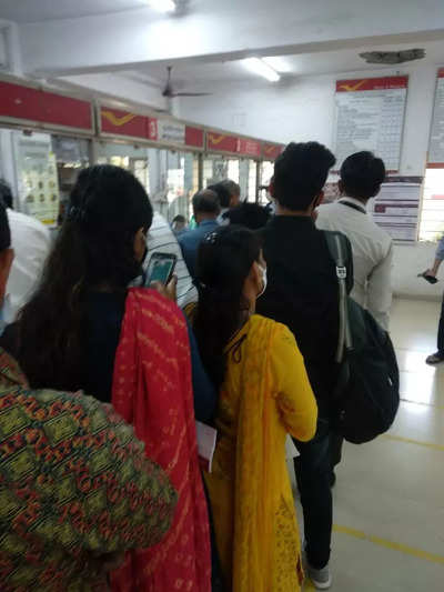 No Social distance at Azad Nagar Post Office