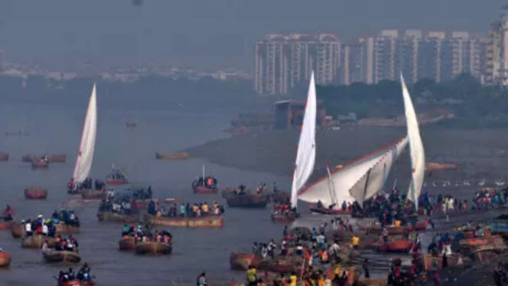 Photos of annual sailboat race in Surat