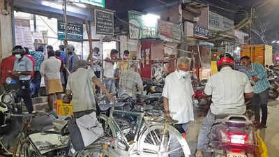 Coimbatore: Tipplers throng Tasmac shops to stock up ahead of lockdown