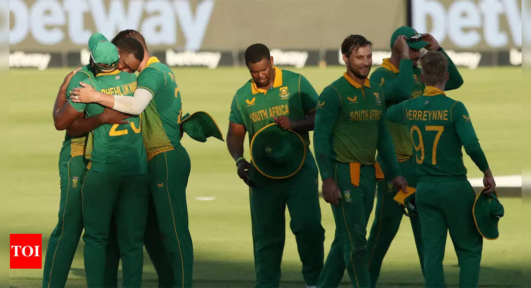 3rd ODI Live: Quinton de Kock slams ton to put South Africa on top