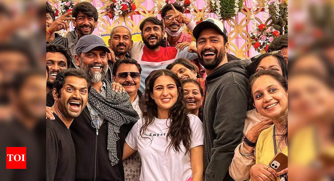 Vicky Kaushal-Sara Ali Khan are all smiles as they wrap Indore schedule of Laxman Utekar’s next – Times of India