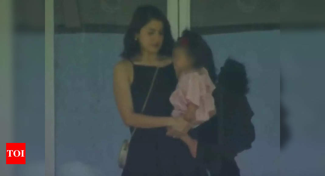 Anushka Sharma and Virat Kohli’s daughter Vamika’s first photo goes viral, fans demand the post be deleted – Times of India ►
