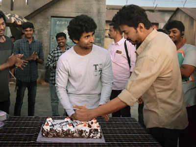 Mahendran shares unseen throwback birthday pictures from the sets of 'Master'