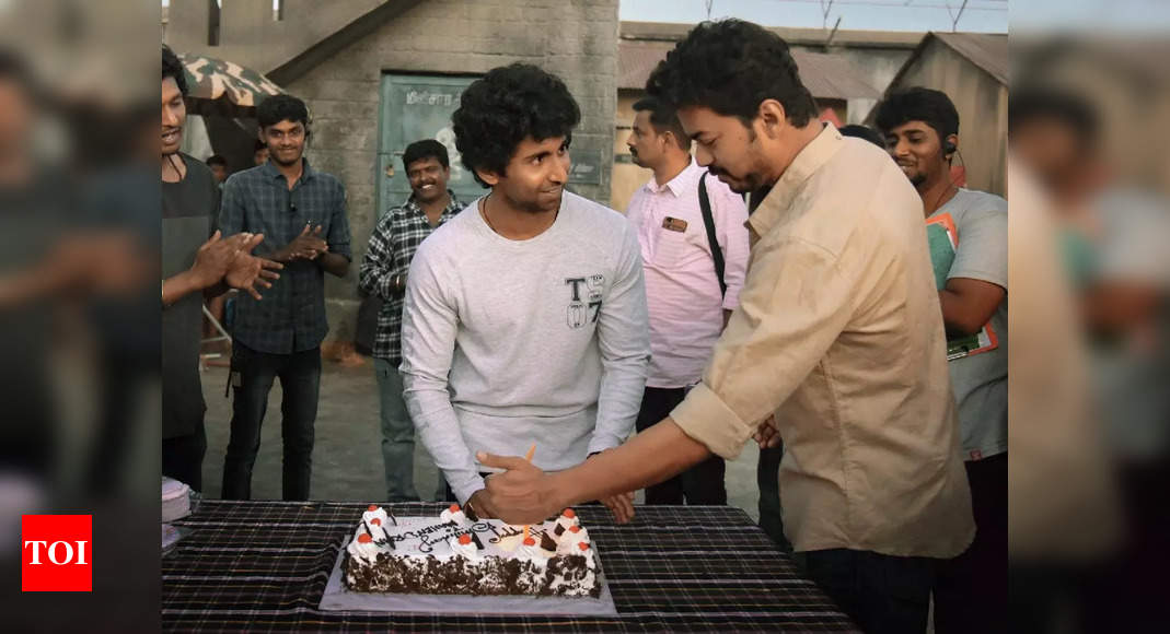 Vijay Deverakonda celebrates his 30th birthday alongside Raashi Khanna and  gives a special treat to his fans | Telugu Movie News - Times of India