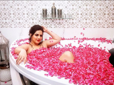 Shivika Diwan sets the interest on fire with her bathtub pic from the latest photoshoot