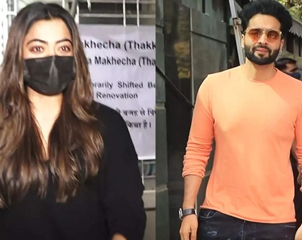 
It’s casual outfit day for Bollywood celebs in Mumbai
