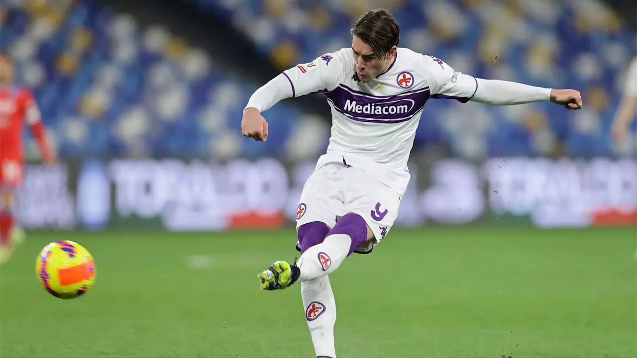 Fiorentina Fans Reaction to Dusan Vlahovic after returns to Stadio Artemio  Franchi 